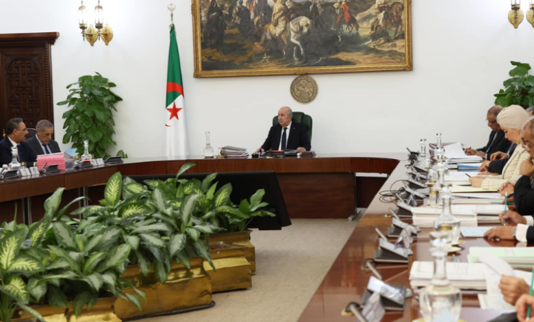 Réunion du Conseil des Ministres : l'examen du projet de loi sur les assurances reporté par Tebboune